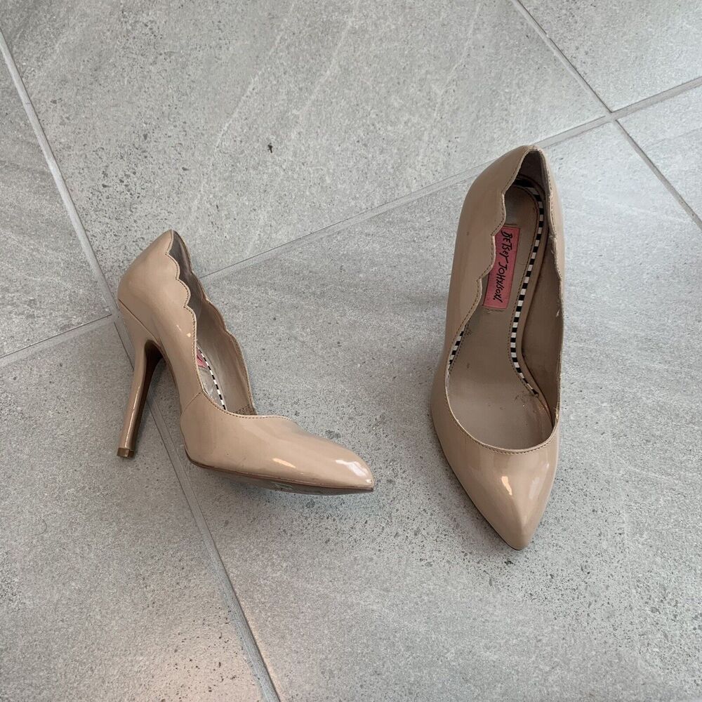 Betsey Johnson Racciee 1 Nude Leather Scalloped Edge Pump Heels Women Size 7.5